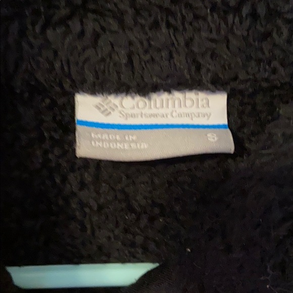Black fuzzy Columbia jacket - Picture 4 of 4